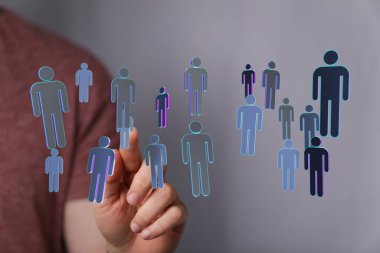 Yüzen figürlerle insan bağlantısı ve dijital arayüz kavramı