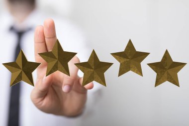Derecelendirme Eli Beş Yıldıza Erişen Müşteri Değerlendirmesi Geri Dönüşü Sunar