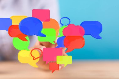 Renkli Konuşma Baloncukları: İletişim ve Sosyal Medya Kavramı