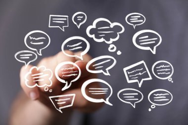 Yüzen Konuşma Baloncuklarına El Gösterimi: İletişim Konsepti