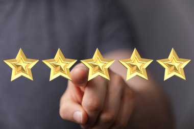 El işaretleri altın beş yıldız, en iyi not, olumlu geri bildirim