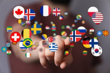 Farklı milletlerin bayraklarına el işareti, çeşitlilik kavramı.