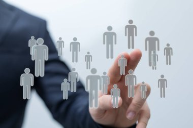 İş adamı, takım oluşturma konseptine işaret ediyor