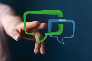 Dijital sohbet baloncukları konseptiyle uzanmak