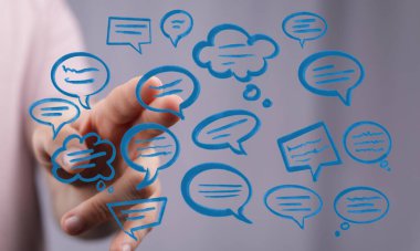 Konuşma baloncukları iletişim konseptiyle etkileşen kişi