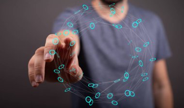 Dijital ağ bağlantısı ile etkileşim halinde olan adam, gelecekçi teknoloji kavramı