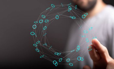 İnsanın eli loş ışıkta bağlı dijital ağa dokunuyor