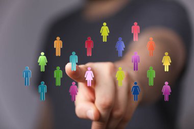 Birden fazla renkli figürlü bir sosyal ağ kavramına işaret eden kişi