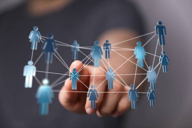 Düğümleri işaret eden bir elle insan ağ bağlantısı kavramı