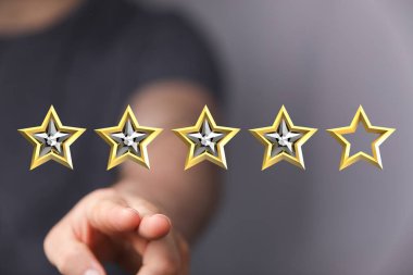 Beş altın yıldızdan dördünü elle seçmek.