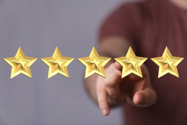 Altın yıldızlara el işareti, reyting ve müşteri geribildirim kavramı