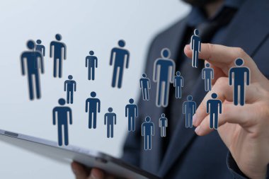 Dijital insan simgeleri tutan iş adamı, insan kaynakları kavramı