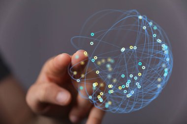 Küresel Bağlantı, Veri ve Teknolojiyi Temsil eden Bir Ağ Küresi Tutan Kişi