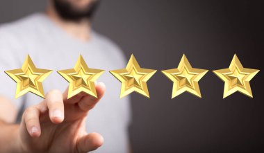 İnsanın eli altın yıldızlara değiyor, mükemmeliyet ve derecelendirme elde ediyor.