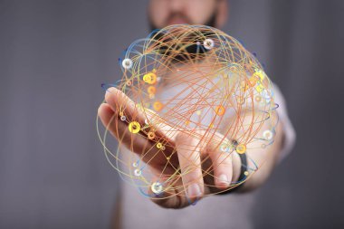 Küresel Bağlantıyı Temsil Eden Bir Ağ Küresi Tutan Kişi