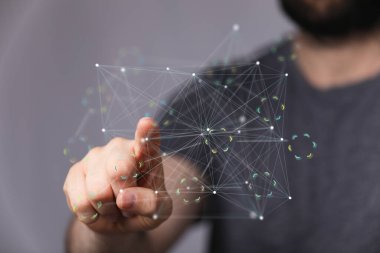 Dijital Ağ Bağlantısıyla Etkileşen Adam