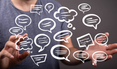 Man Holding Dijital Konuşma Baloncukları: İletişim Konsepti