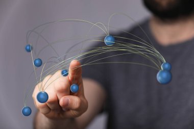 Dijital Ağ Bağlantısıyla Etkileşen Adam