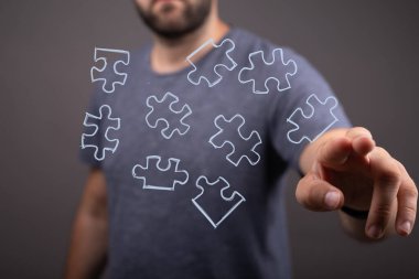 Yapboz Parçalarını Bağlayan Adam: Çözüm Kavramı