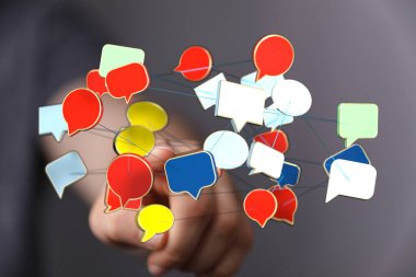 İletişim İçin Dijital Konuşma Kabarcığı Ağına Dokunan Kişi