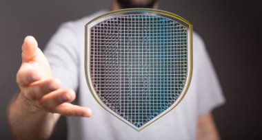 Güvenlik ve korumayı simgeleyen dijital güvenlik kalkanı tutan adam.