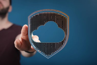 Bulut hesaplama güvenlik kalkanını gösteren bir adam.