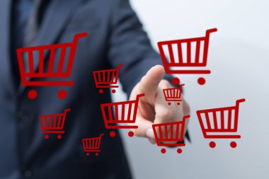 İşadamı çevrimiçi perakendeciyi temsil eden dijital alışveriş arabası simgelerine işaret ediyor