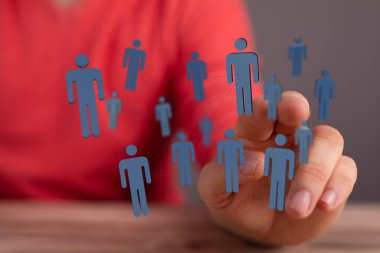 Bağlantı ve iletişimi temsil eden insanlardan oluşan dijital ağ.