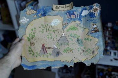 El çizimi Korsan Hazine Haritası Yakından Kişi Tarafından Tutuluyor