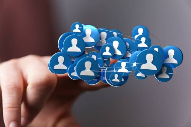 Bir kişinin elinde tutulan bağlı insanlardan oluşan dijital ağ