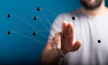İnsan ağ bağlantılarına dokunarak teknolojiyi ve kavramları sembolize ediyor