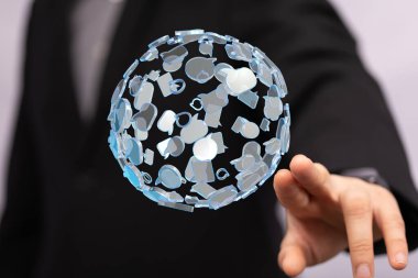 İşadamı küresel bağlantıyı temsil eden parıldayan dijital bir küreye uzanıyor