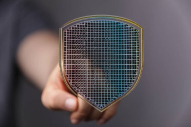 Elle tutulan dijital kalkan, veri koruması ve güvenlik kavramını temsil ediyor