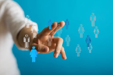 Takım çalışmasını ve toplumu temsil eden dijital insanlara elle dokunmak