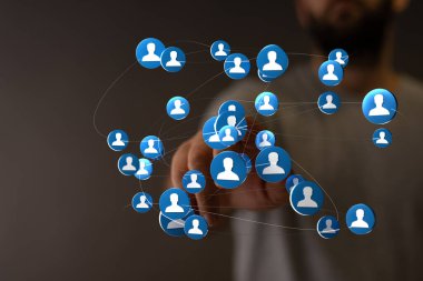 Bağlı kullanıcı simgelerine elle işaret edilen dijital ağ kavramı, iş bağlantısı