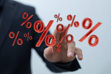 İş ve finans konsepti ile ilgili yüzde sembollerine dokunan kişi
