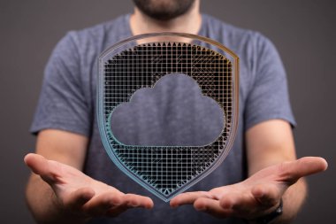 Bulut veri güvenliği kavramı: bulutlu kalkan sembolü tutan eller