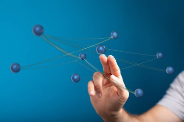 Ağ bağlantısı ve teknoloji kavramını temsil eden kürelere dokunmak.