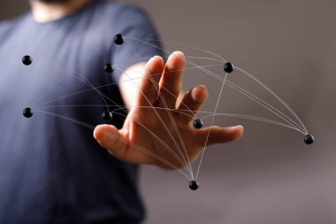 Birbirine bağlı bağlantılar ağına uzanan adamın eli