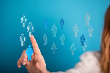 İnsan ağ konsepti el figürlerle etkileşim halinde.