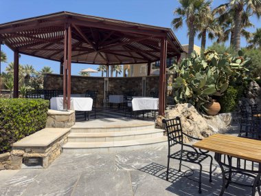 Tahta Çardaklı Açık Restoran Verandası