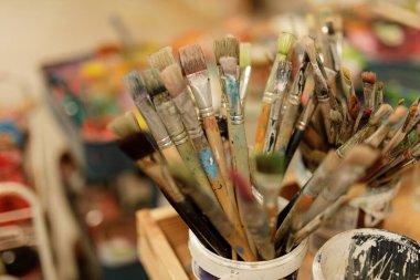 Bir Kapta Kullanılan Boya Fırçaları: Sanat Malzemeleri