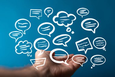 Birçok Konuşma Baloncuğu Elde Tutuluyor: İletişim Kavramı