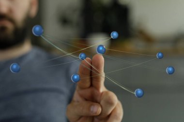 Dijital küreleri bağlayan, ağ bağlantısı kavramını temsil eden adam