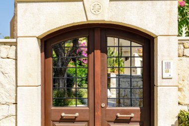 Stonework ve Intercom 'lu zarif ahşap kapı.