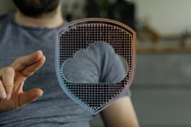 Kalkan ve el hareketi görüntüsü olan bulut veri güvenliği kavramı