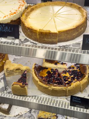 Lezzetli Peynirli Kekler: Sade, Yabanmersini ve Havuç