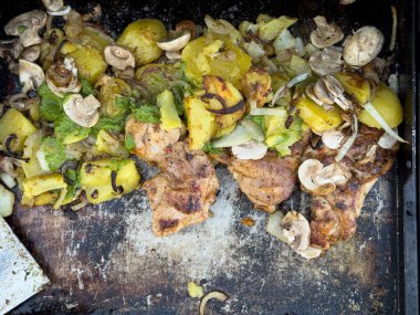 Kızarmış patates ve mantarlı ızgara tavuk.