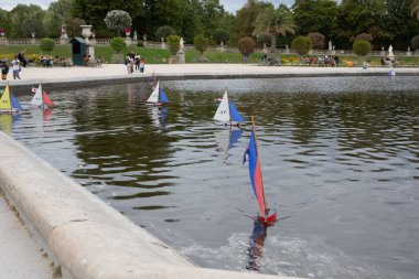 Parisli bir bahçedeki gölette model yelkenli.