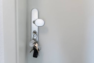 Anahtar deliğinde Anahtarlar olan Modern Kapı Kolu